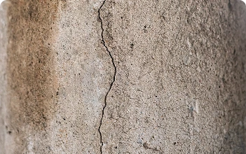 Parede de concreto com trinca